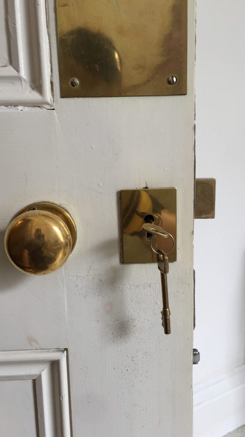 Locksmith Hendon NW4 lock out