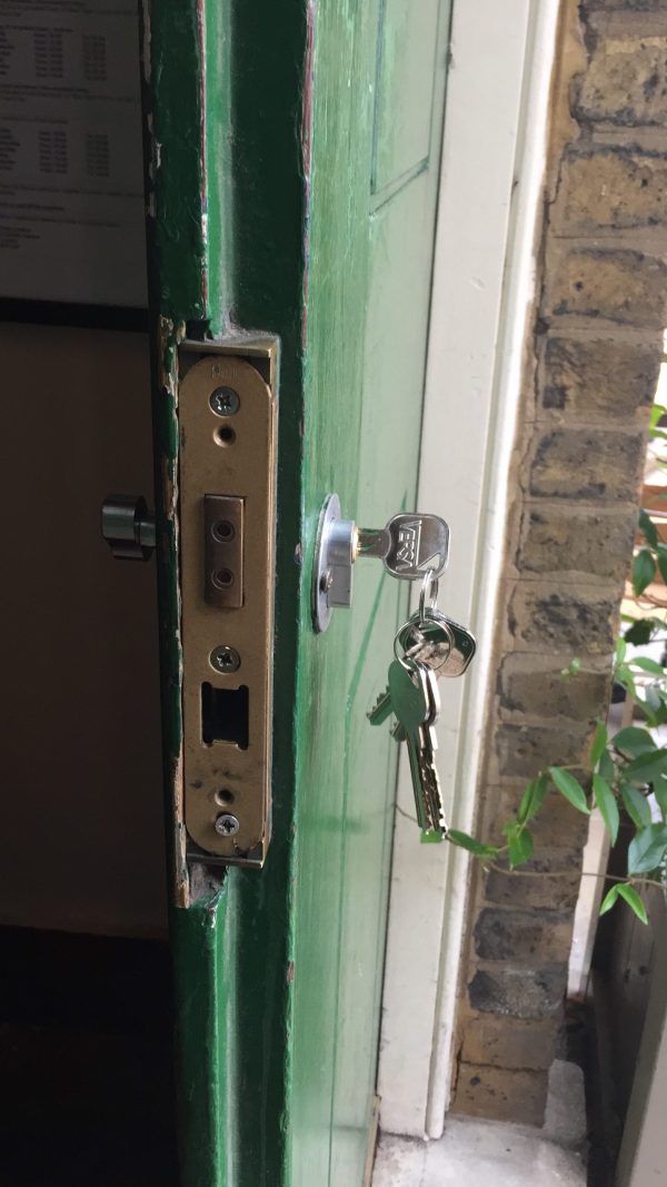 Locksmith in Barnet NW11 NEW CYLINDER LOCK Door Lock Stuck Solution With Our Locksmith